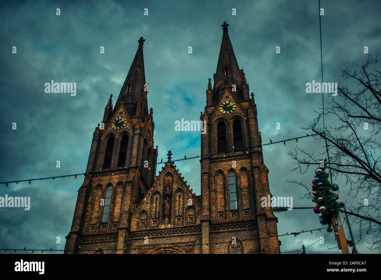 Prague, 11 de décembre de 2019 - La station Namesti Miru Église Saint Ludmila sur nuageux jour de marché de Noël à Prague Banque D'Images