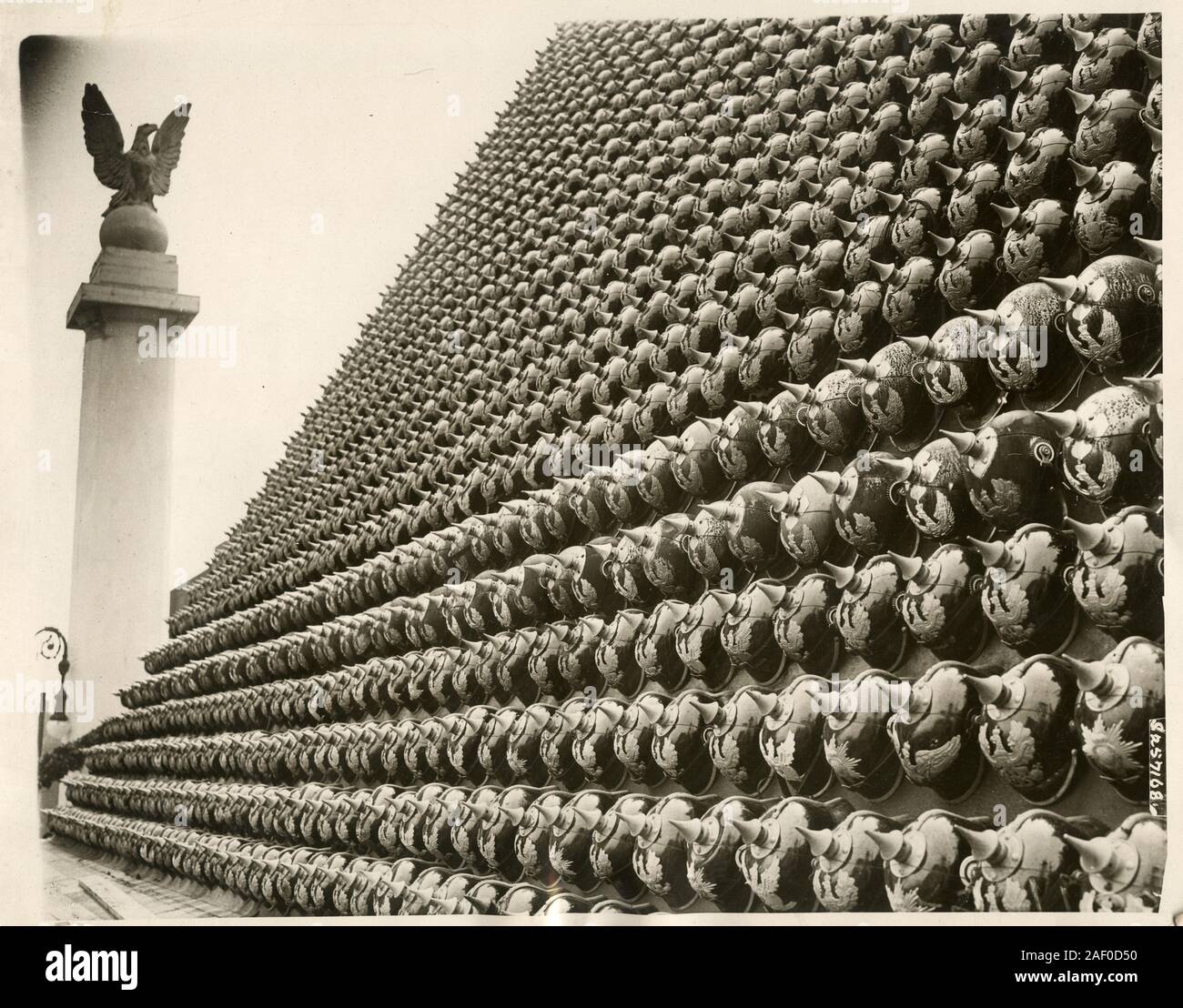 Pyramide d'cpatured casques allemands de la Première Guerre mondiale sur la victoire dans la ville de New York. 1919. Banque D'Images