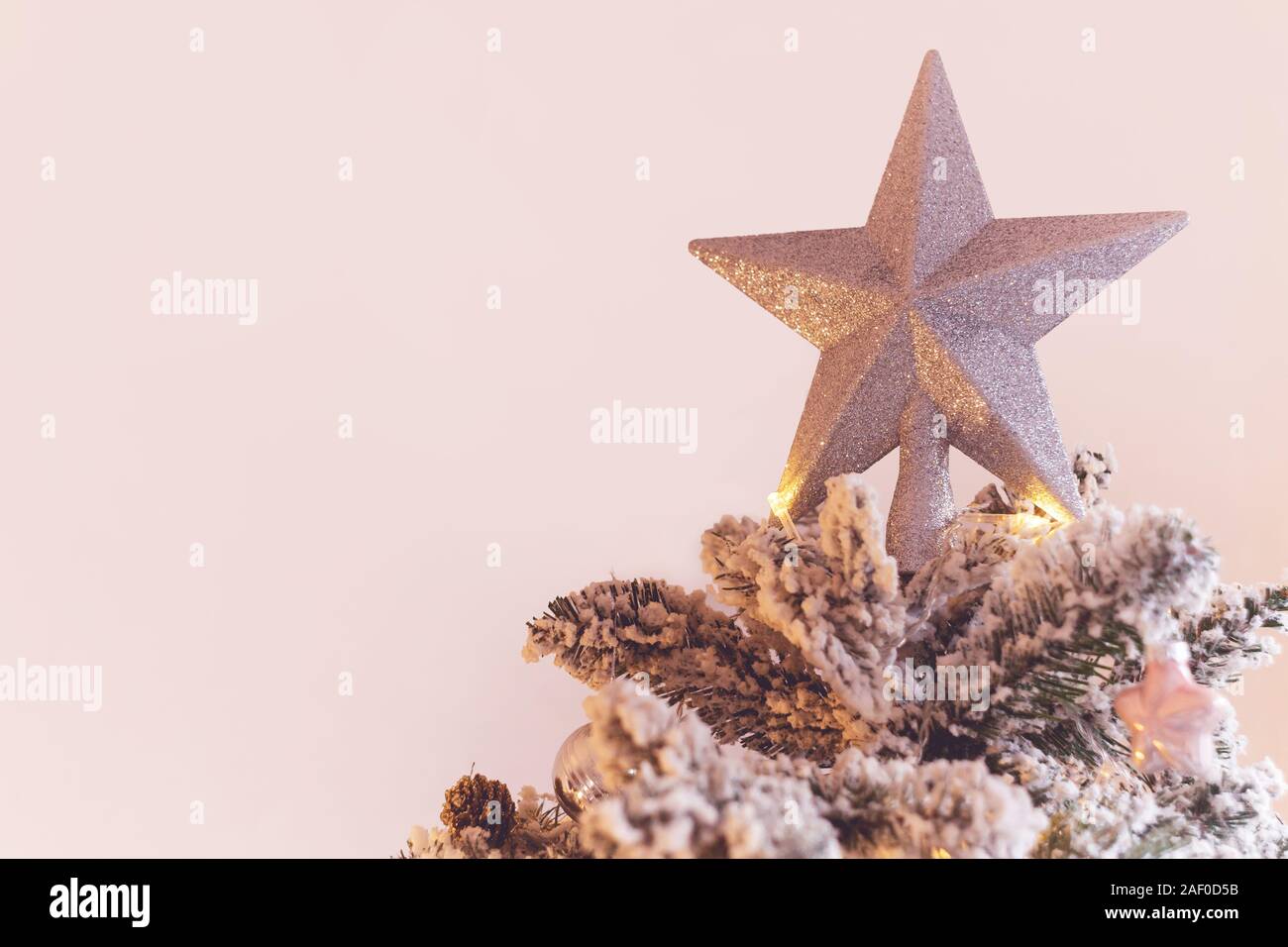 Étoile décorative sur le dessus de l'arbre de Noël Banque D'Images