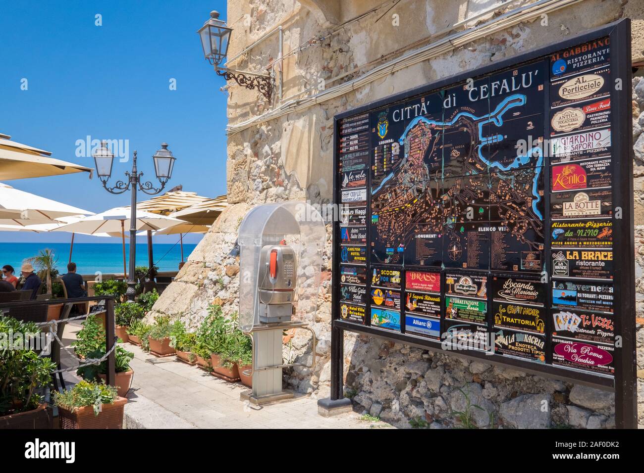 Le front de mer de Cefalù, Sicile. Cefalù historique est une importante destination touristique sur la Sicile. Banque D'Images
