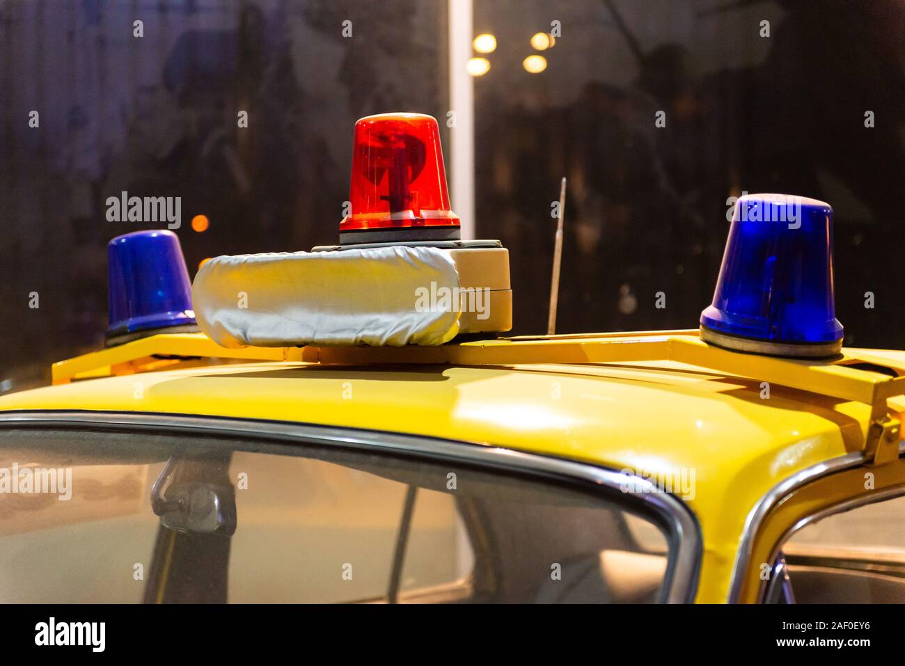 Voitures rétro. Une vieille voiture de police de l'Union soviétique. Feux clignotants sur le toit d'une voiture de police. Banque D'Images