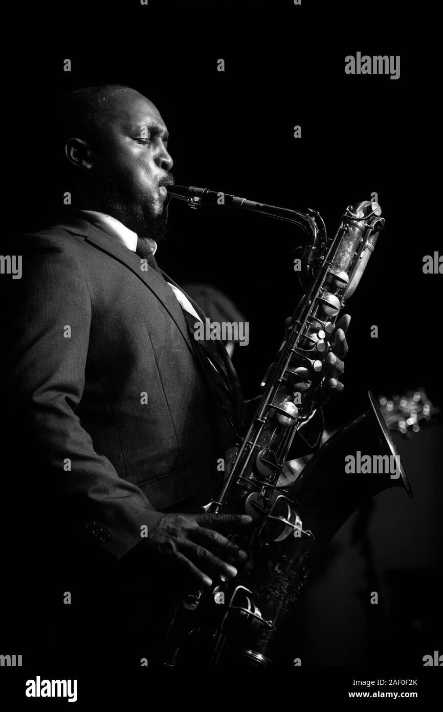 Toni Kofi joue le saxophone baryton Jazz Festival 2019 à Scarborough Banque D'Images