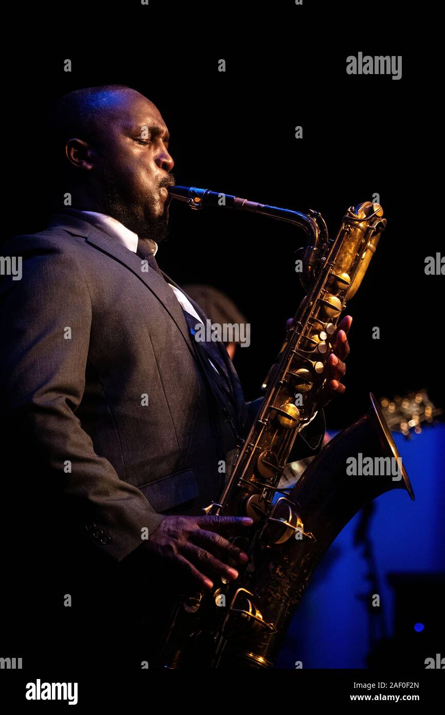 Toni Kofi joue le saxophone baryton Jazz Festival 2019 à Scarborough Banque D'Images