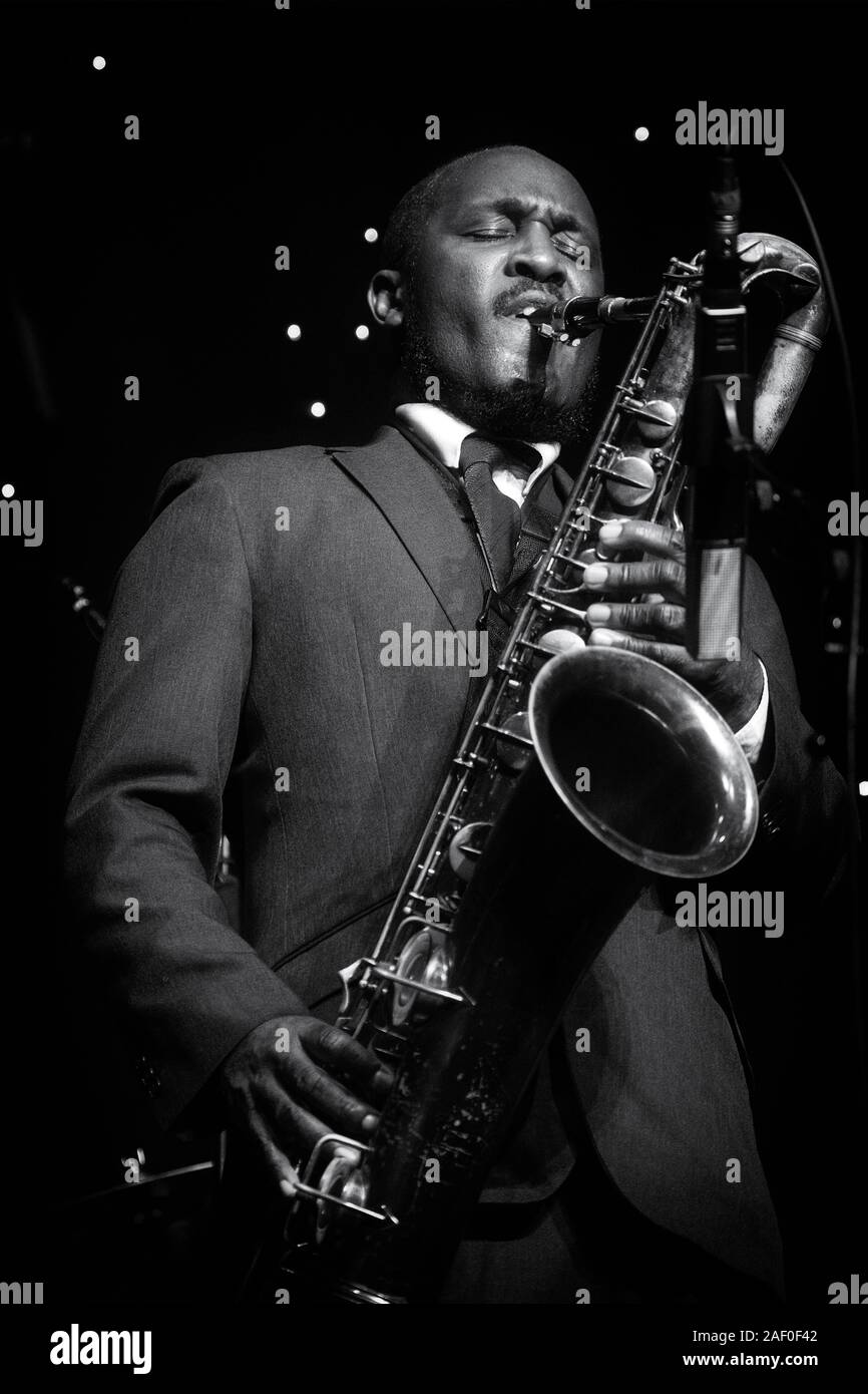 Toni Kofi joue le saxophone baryton Jazz Festival 2019 à Scarborough Banque D'Images