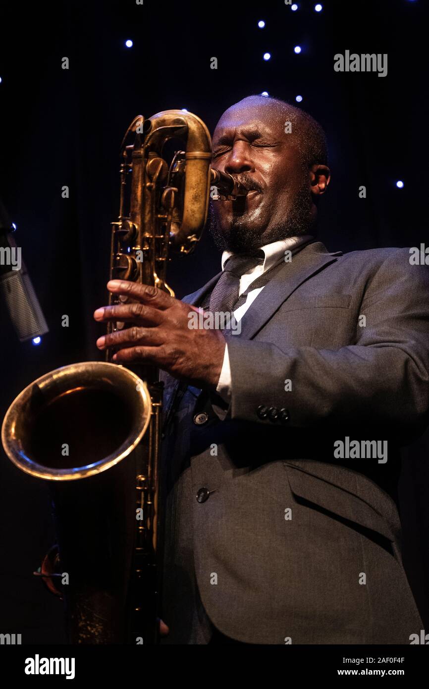 Toni Kofi joue le saxophone baryton Jazz Festival 2019 à Scarborough Banque D'Images