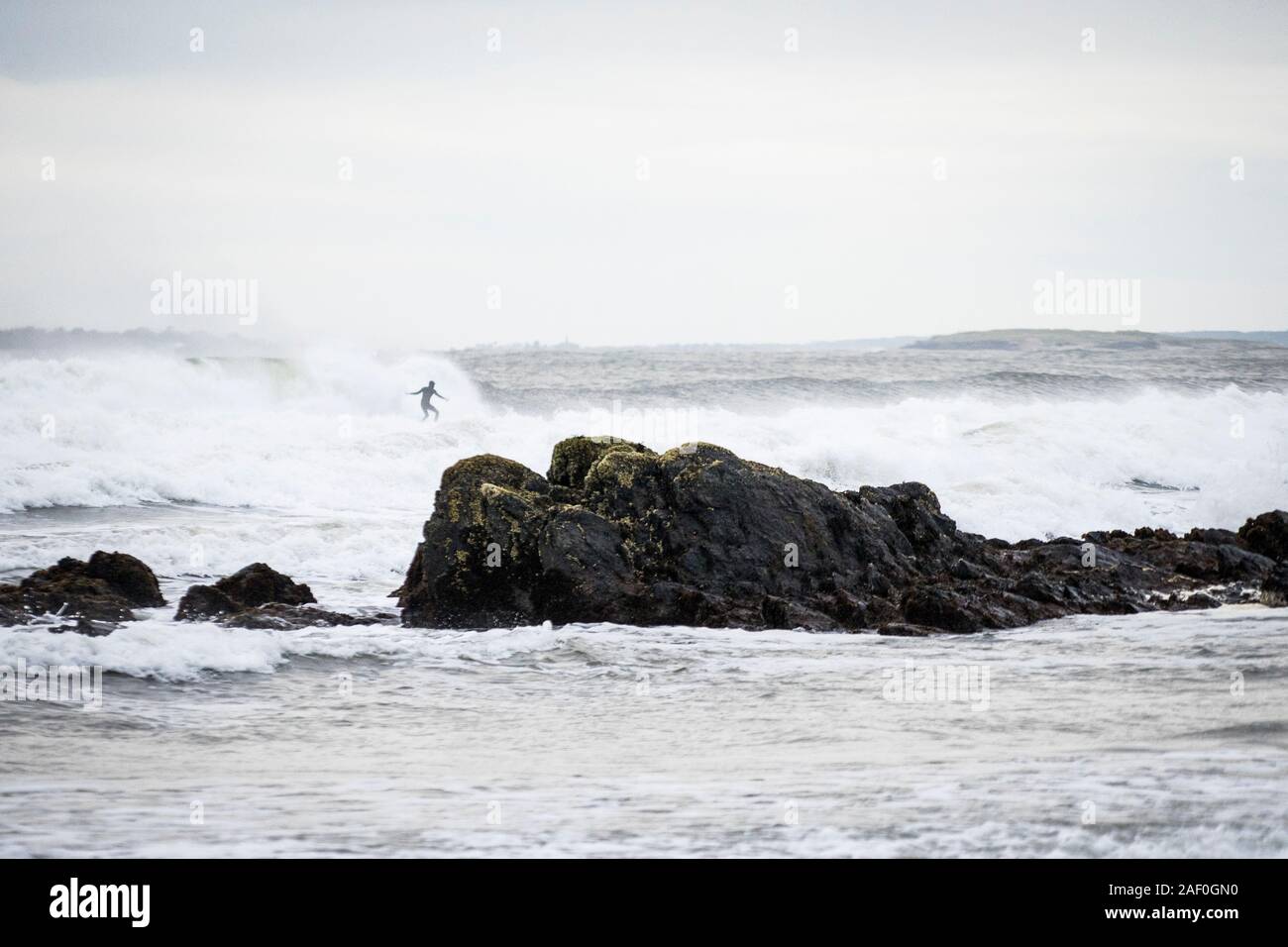 La capture d'un surfeur vague au large de la côte du Maine Banque D'Images