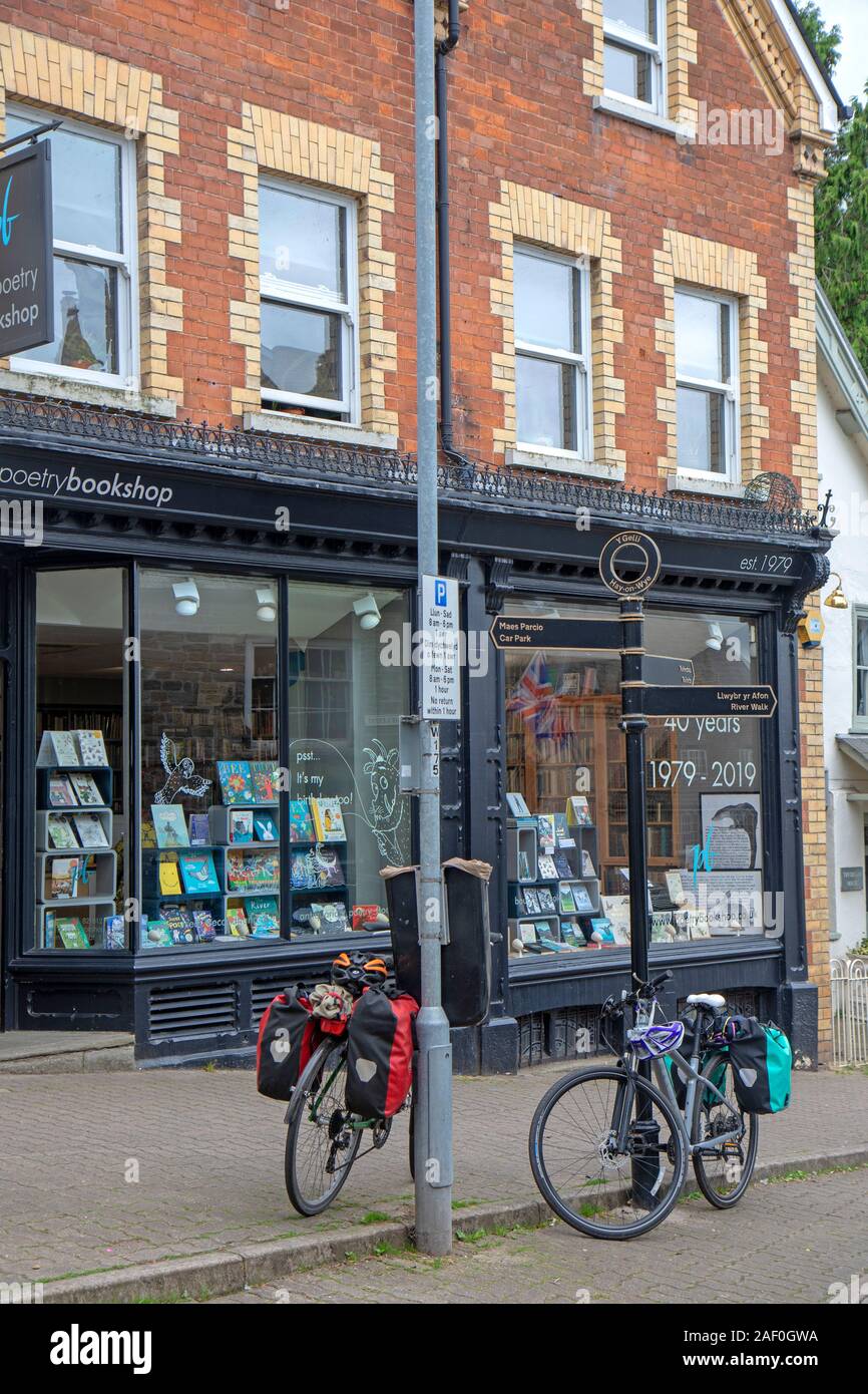 Prêt de vélos garés devant une librairie à Hay-on-Wye Banque D'Images