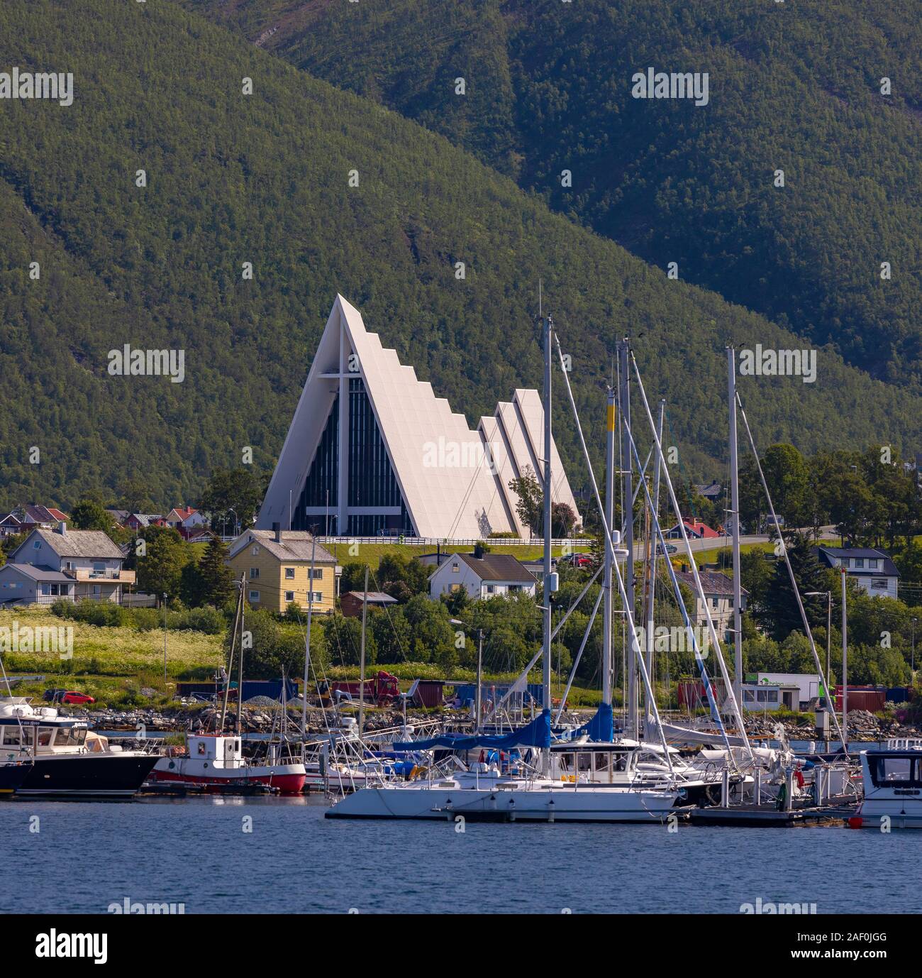 TROMSØ, NORVÈGE - Tromsdalen, Église ou Cathédrale de l'Arctique, une église moderne de béton et de métal près du front de mer, l'architecte Jan Inge Hovig. Banque D'Images