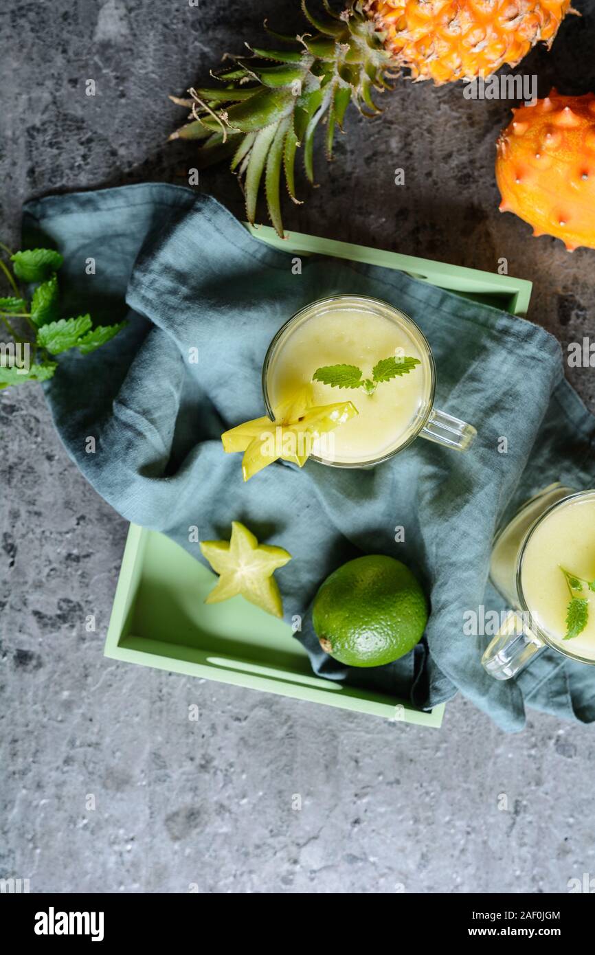 Boisson saine, kiwano et smoothie d'ananas dans un bocal en verre Banque D'Images