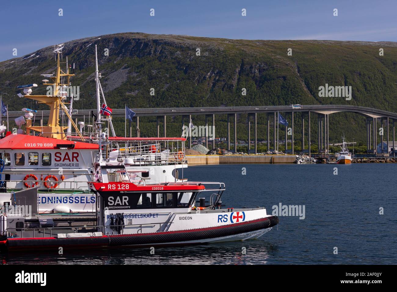 TROMSØ, NORVÈGE - bateau de sauvetage amarré au port, exploité par Redningsselskapet, la société norvégienne pour le sauvetage en mer. Dans la distance. Pont de Tromsø traverse ov Banque D'Images