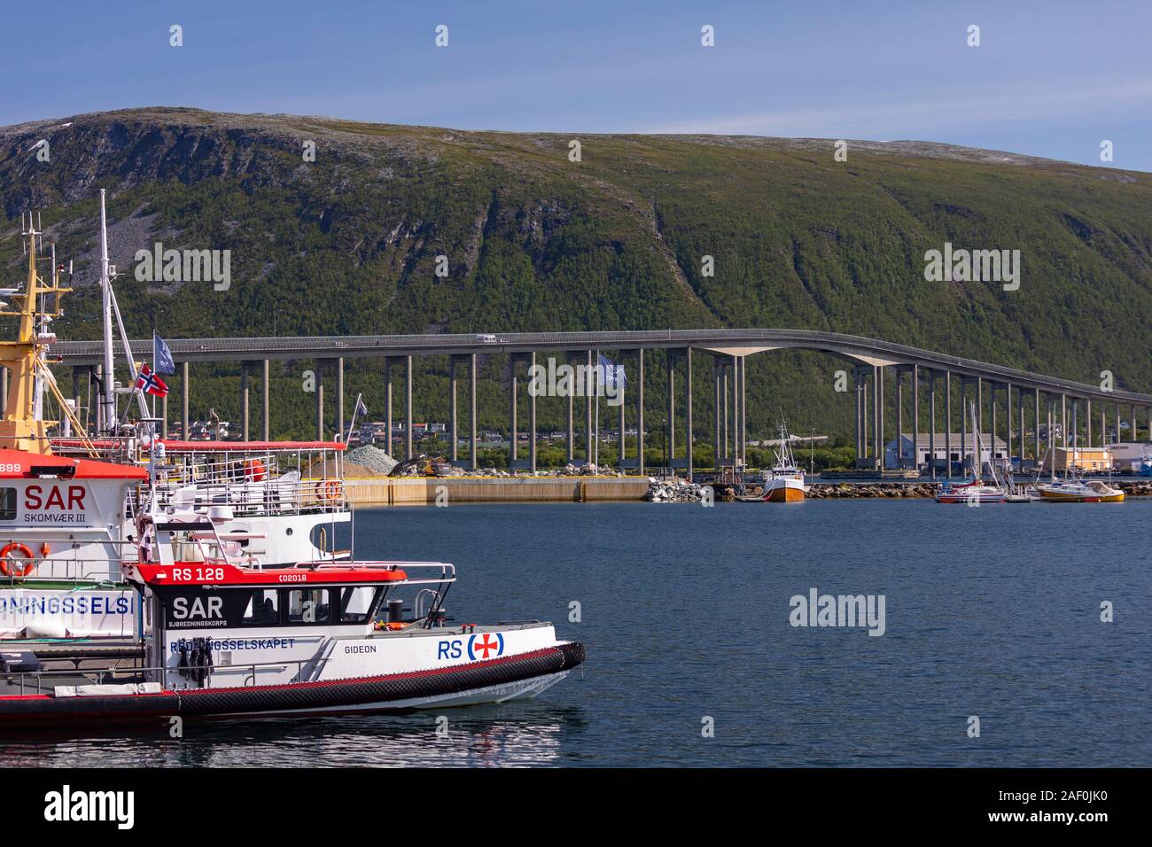 TROMSØ, NORVÈGE - bateau de sauvetage amarré au port, exploité par Redningsselskapet, la société norvégienne pour le sauvetage en mer. Dans la distance. Pont de Tromsø traverse ov Banque D'Images