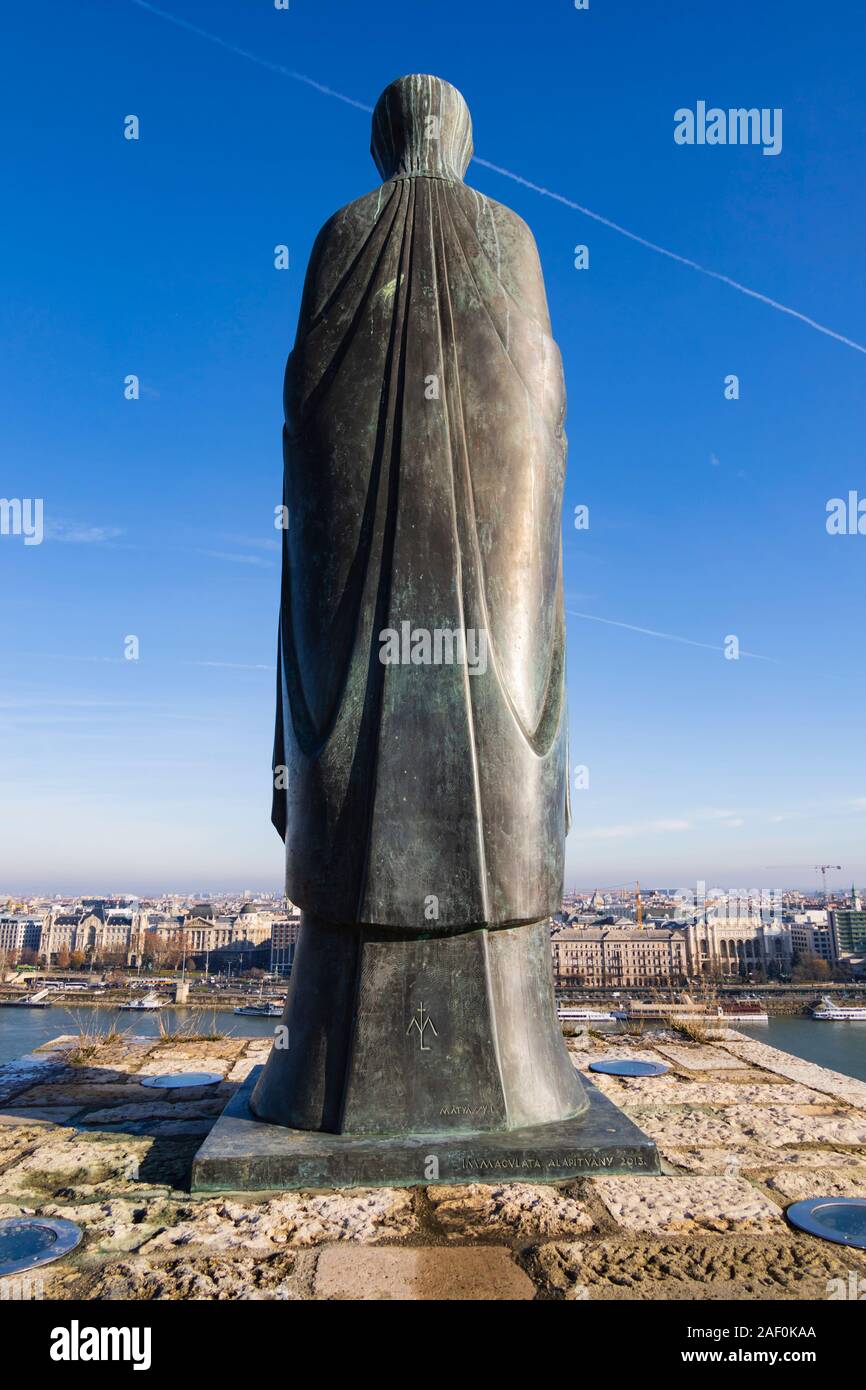 4 mètres de haut, statue en bronze de la Vierge Marie avec Jésus sur les murs du château de Buda surplombant le Danube. L'hiver à Budapest, Hongrie. Banque D'Images