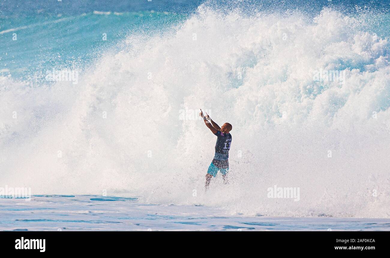 Haleiwa, Hawaii, USA. Dec 11, 2019. Kelly Slater en photo pendant 8 chaleur dans la ronde de 32, où il a surfé sur une vague parfaite à 10 le Billabong Pipe Masters 2019 Tournoi à la mémoire d'Andy Irons au dans Banzai Pipeline Haleiwa, bonjour le 11 décembre 2019. Crédit : Erik Kabik Photography/media/Alamy Punch Live News Banque D'Images