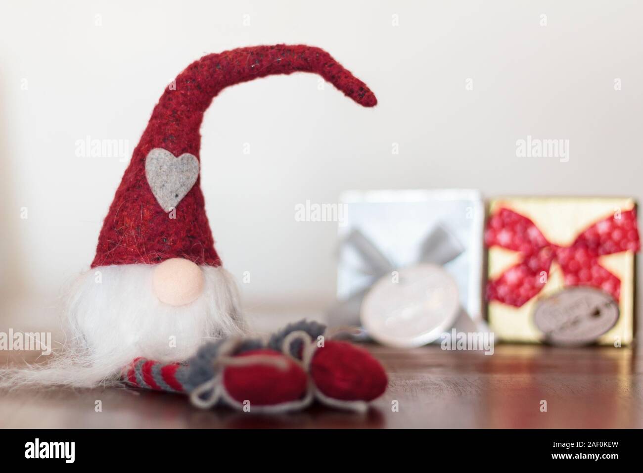 Gnome de Noël avec des cadeaux sur l'arrière-plan Banque D'Images