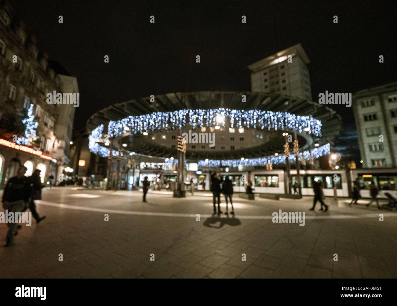 Strasbourg, France - Dec 24, 2018 : la Place de l'Homme de fer dans le centre de Strasbourg décorée pour Noël avec des piétons en attendant le tramway à la stationa Banque D'Images