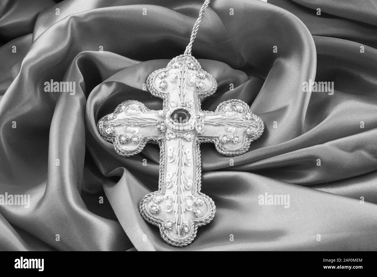 Fait à la main d'or, une croix sur fond rouge Banque D'Images