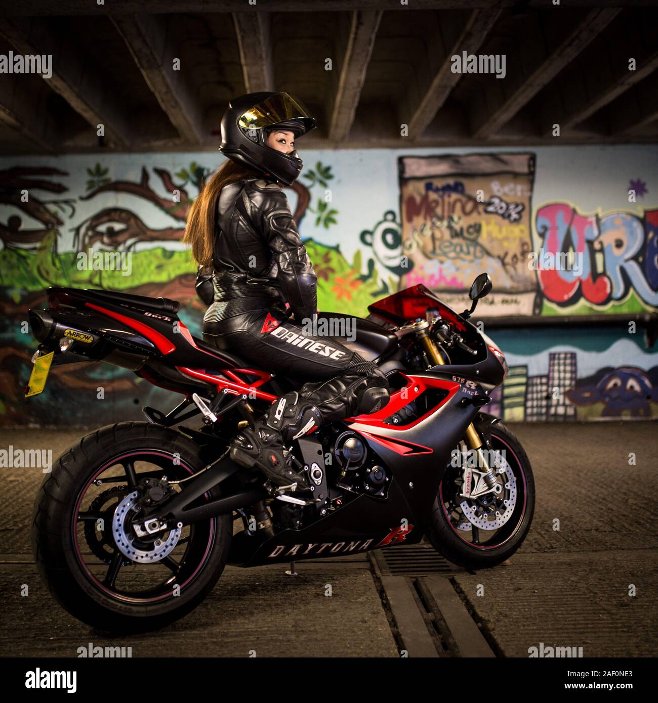 Femme avec sa moto Triumph Photo Stock - Alamy