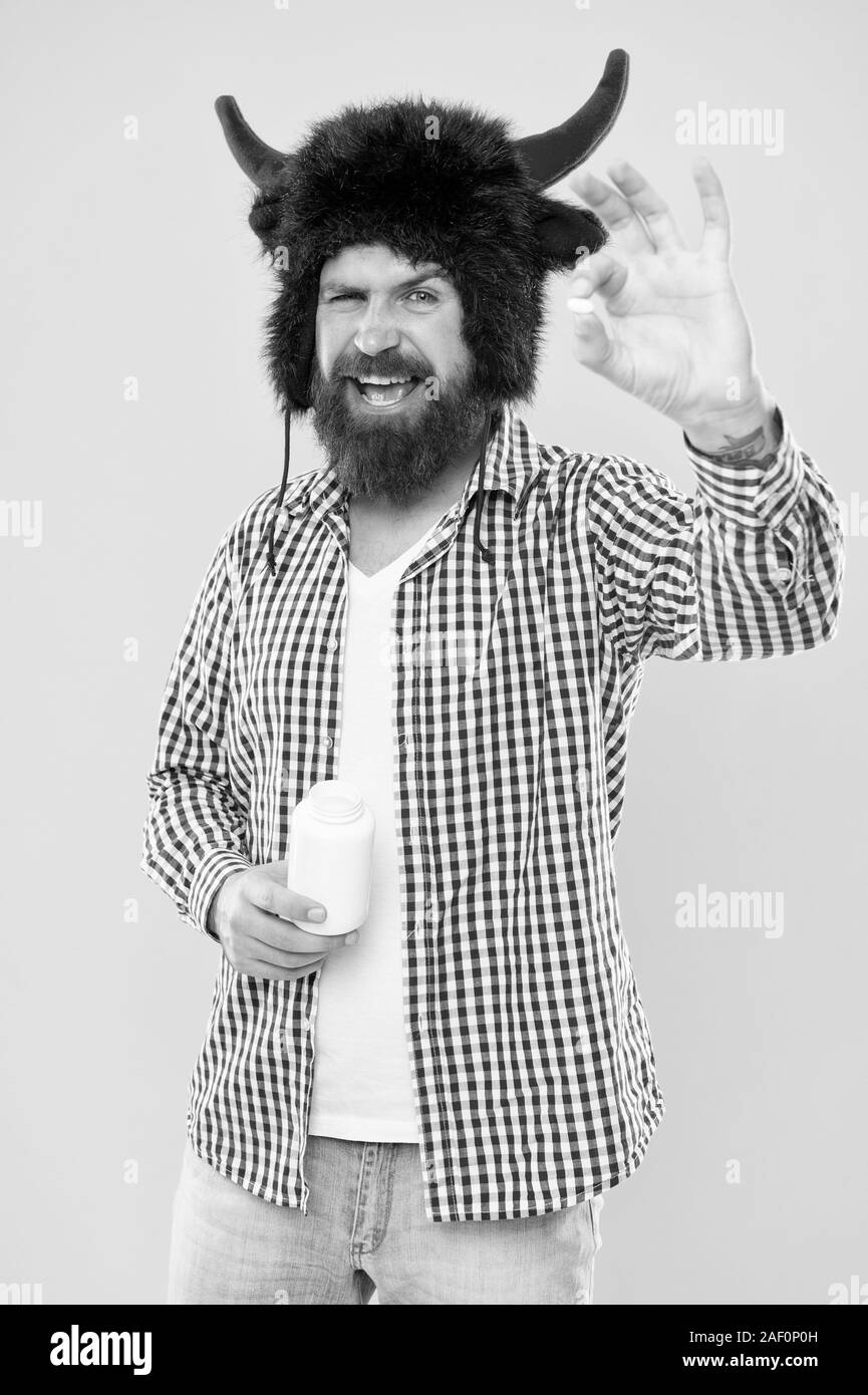 La drogue que guérir. Homme barbu mal tenir en comprimé et traitement à la bouteille. Hipster malades guérissent la maladie orale avec comp. Vous pouvez croire en la guérison. Banque D'Images