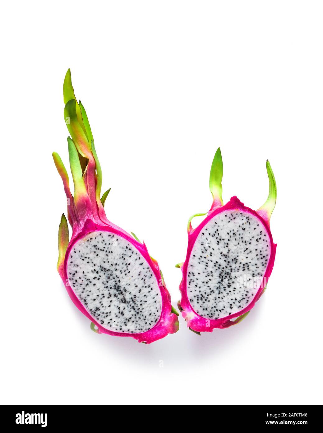 Produits bio frais dragonfruit (pitaya ou pitahaya) réduit de moitié, isolé sur fond blanc. Télévision créative mise en page avec des fruits exotiques à la mode, dans la ville animée de bol Banque D'Images