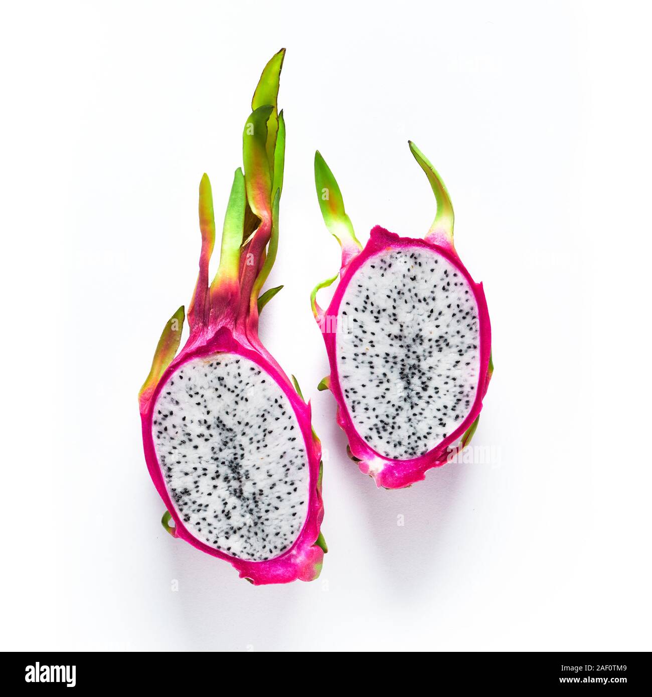 Télévision créative avec des produits bio frais modèle rose, blanc et vert dragonfruit (pitaya ou pitahaya) isolé sur fond blanc. Vue de dessus, à la mode de mise à plat Banque D'Images