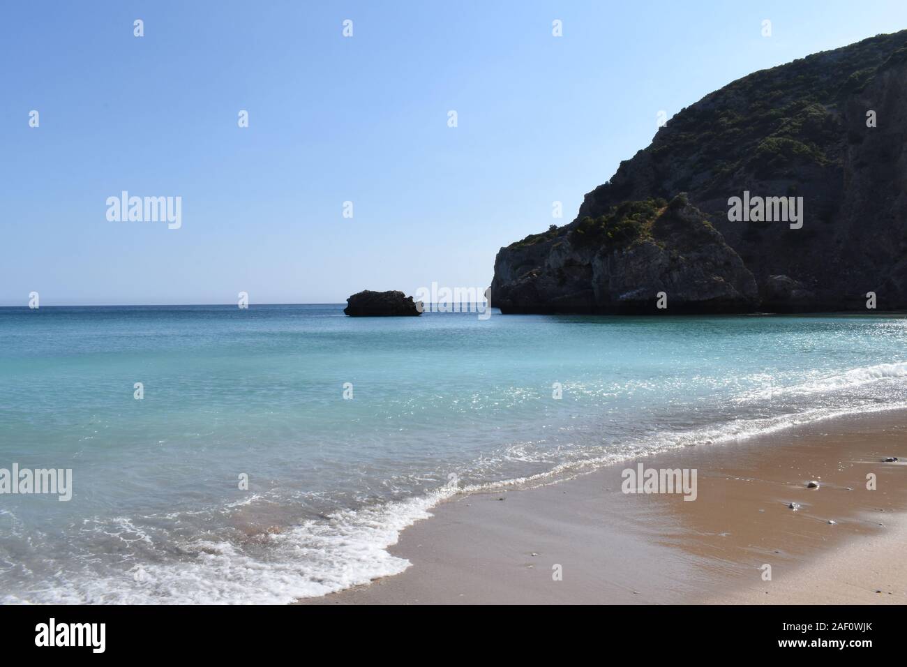 Les journées chaudes et les eaux froides en Praia da Ribeira do Cavalo Banque D'Images