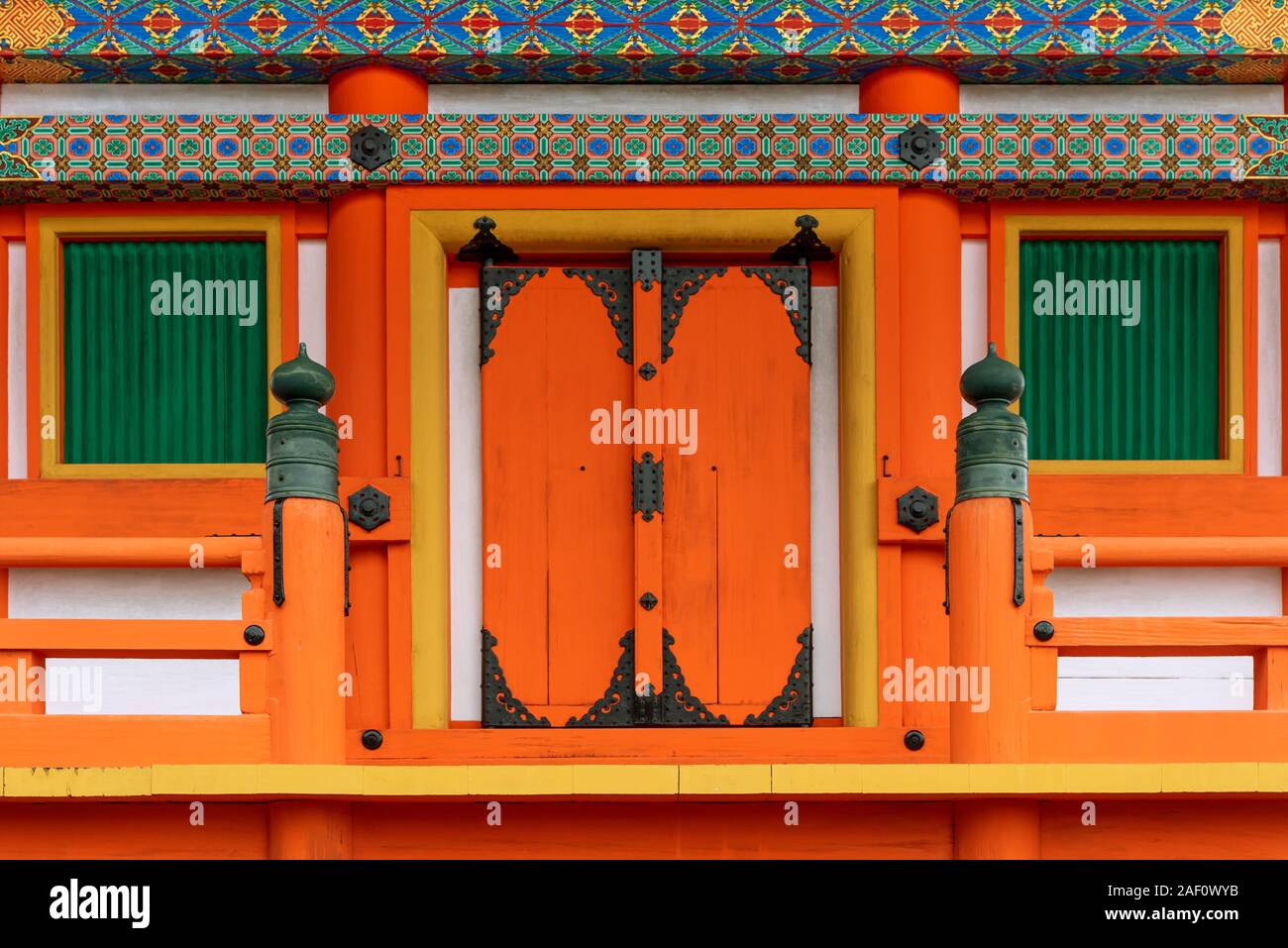 Détail architectural de la pagode à Sanjunoto le temple Kiyomizu-dera peint en orange vif avec des ornements colorés. Kyoto, Japon Banque D'Images