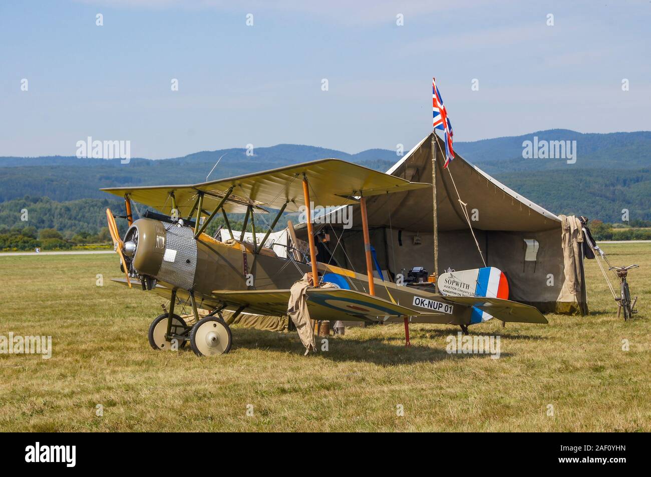 La Sopwith 1 1/2 Strutter coupe par la tente militaire.. Fahi Airhow, Sliac Slovaquie, 2017 Banque D'Images