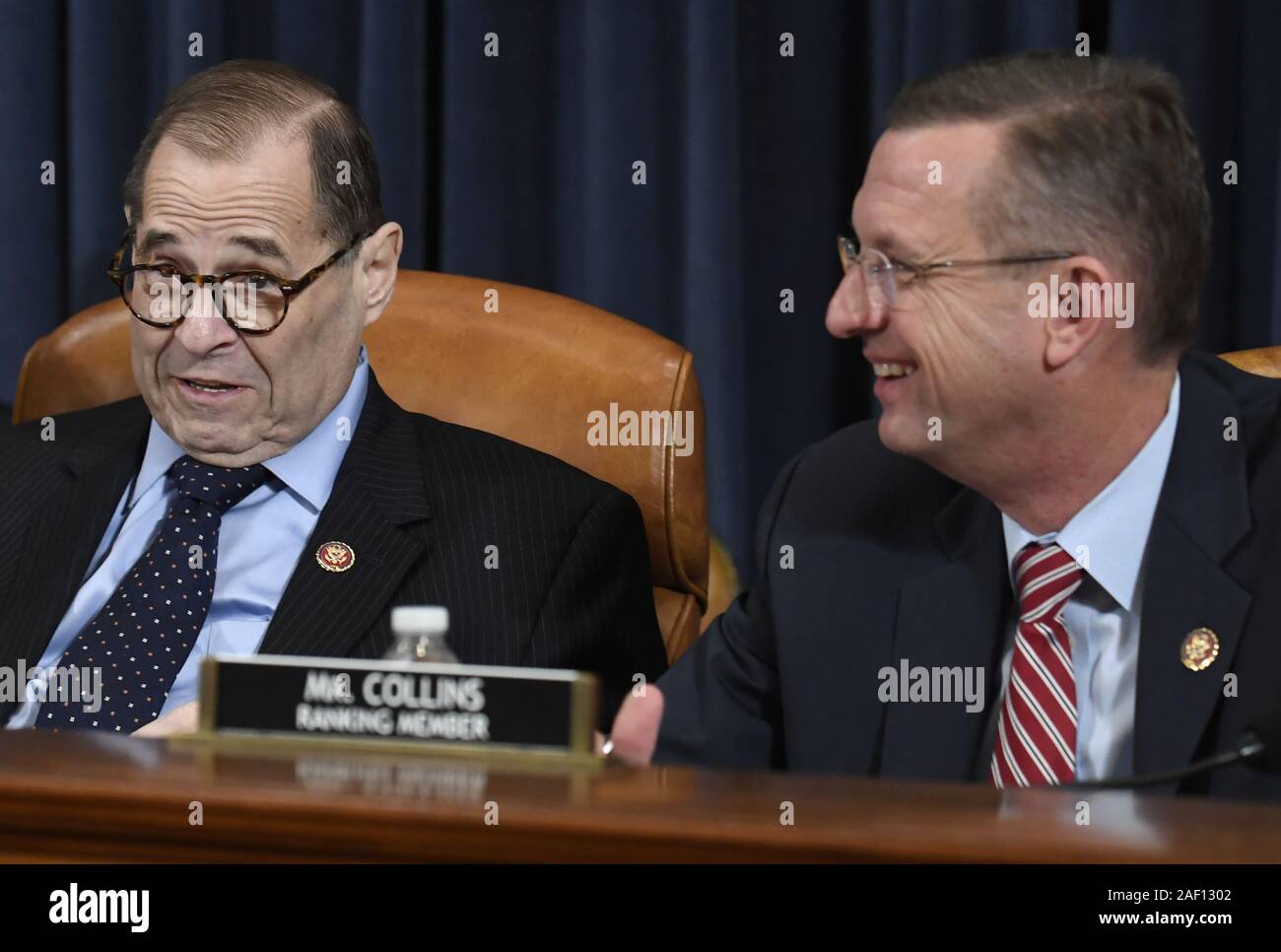 Washington, United States. Dec 11, 2019. Président Jerrold Nadler de New York (L) et Doug Collins membre de la Géorgie ont un ton léger moment avant le début d'une réunion préliminaire pour discuter des procédures conduisant à la rédaction d'articles de destitution contre le Président Donald Trump, à Washington, DC, Mercredi 11 Décembre, 2019. Photo de Mike Theiler/UPI UPI : Crédit/Alamy Live News Banque D'Images