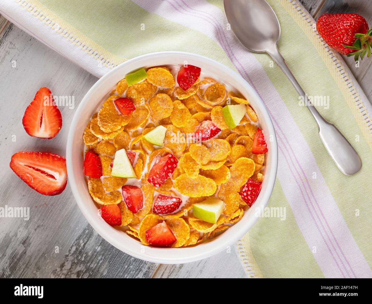 Petit-déjeuner sain cornflakes et fraises avec le lait et le jus d'orange. Bio en bonne santé. Close up Banque D'Images