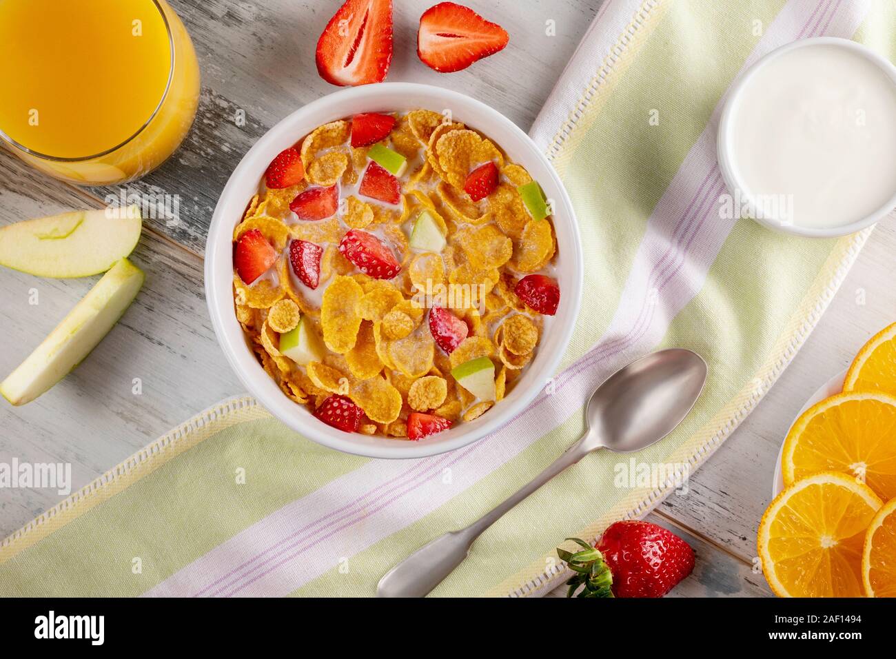 Petit-déjeuner sain cornflakes et fraises avec le lait, le yogourt et le jus d'orange. Bio en bonne santé. Close up Banque D'Images