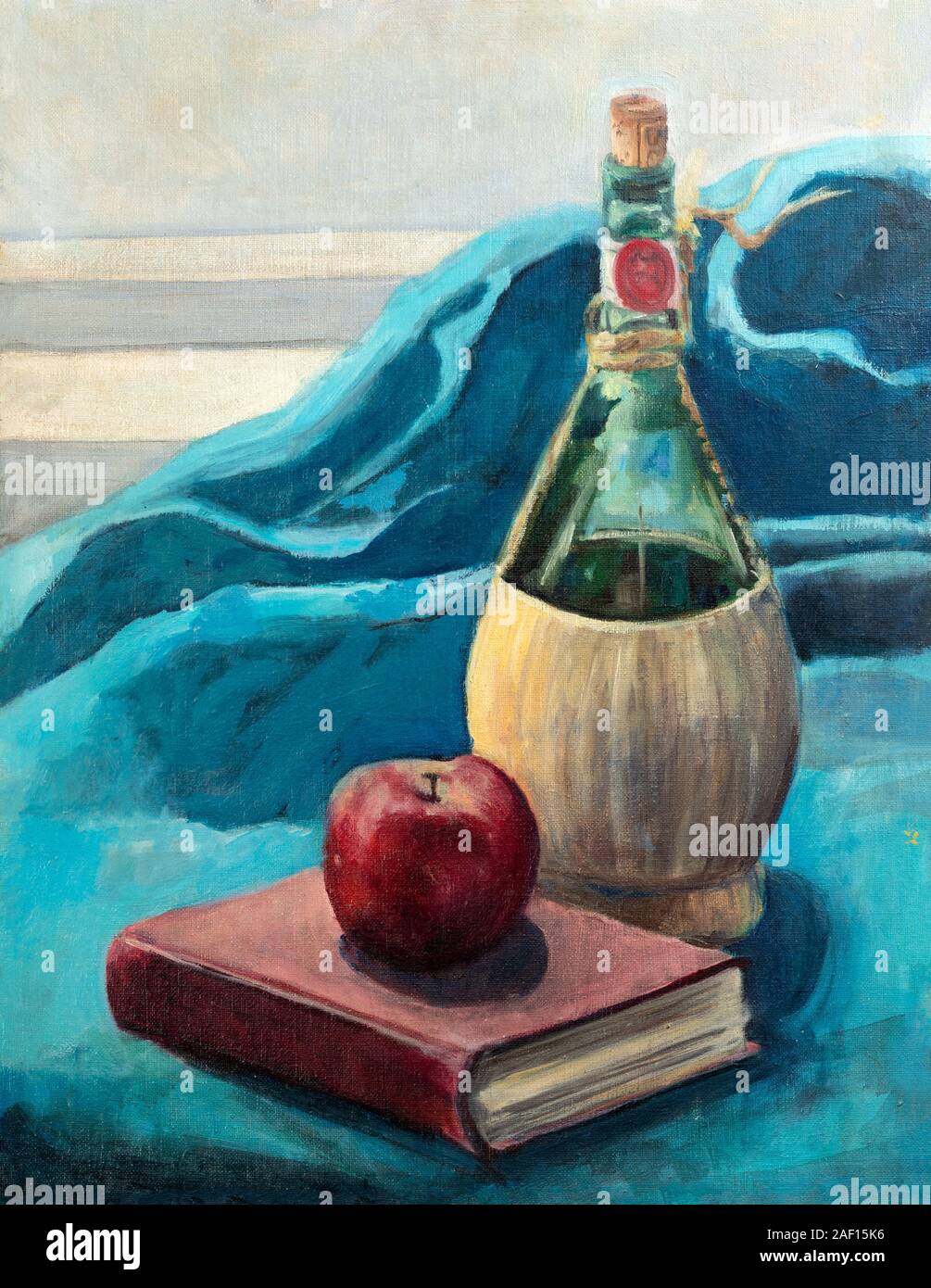 La composition de la peinture à l'huile avec une pomme, un vieux livre, et une bouteille de vin de cru sur le dessus d'une draperie bleue. Banque D'Images