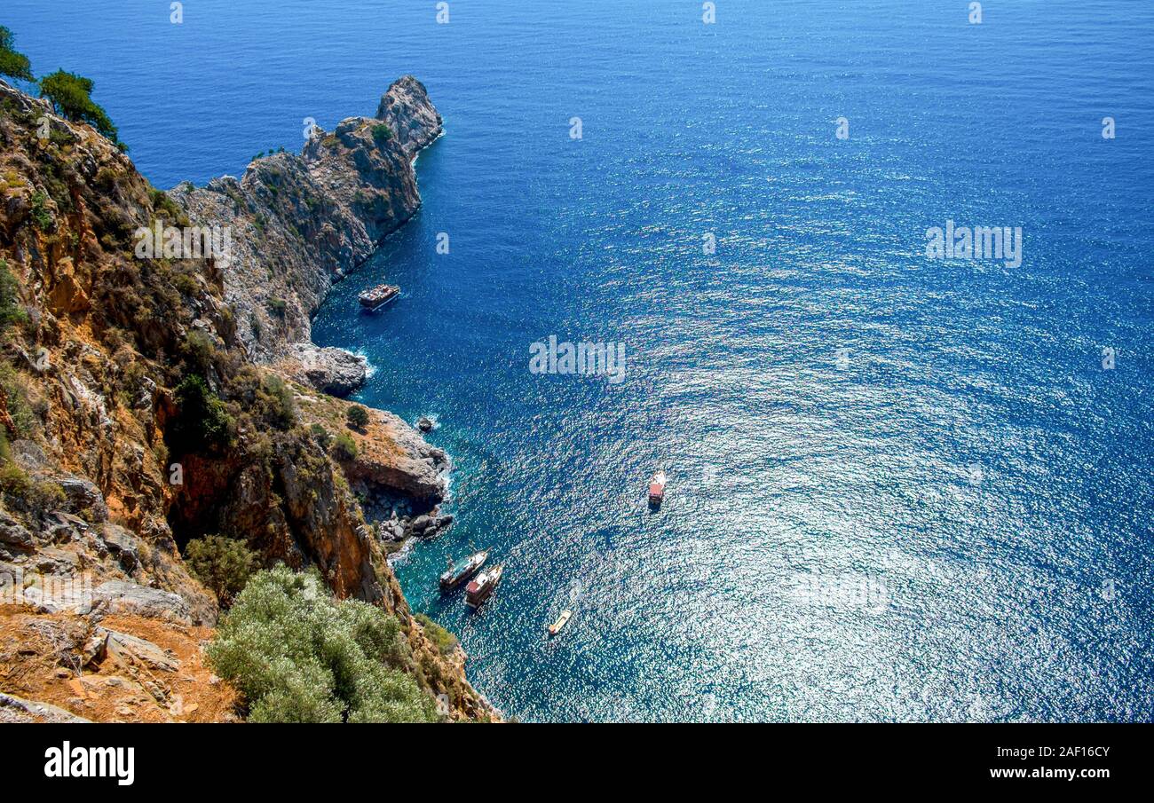 Le château d'Alanya vue d'en haut sur la montagne avec l'autre bateau sur bleu mer et port contexte / Belle plage Cleopatra paysage Turquie Alanya tra Banque D'Images