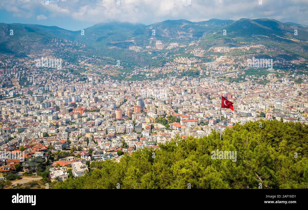 Alanya vue d'en haut sur la montagne avec le drapeau de la Turquie et de la ville historique / Alanya Turquie voyage paysage Belle vue Banque D'Images