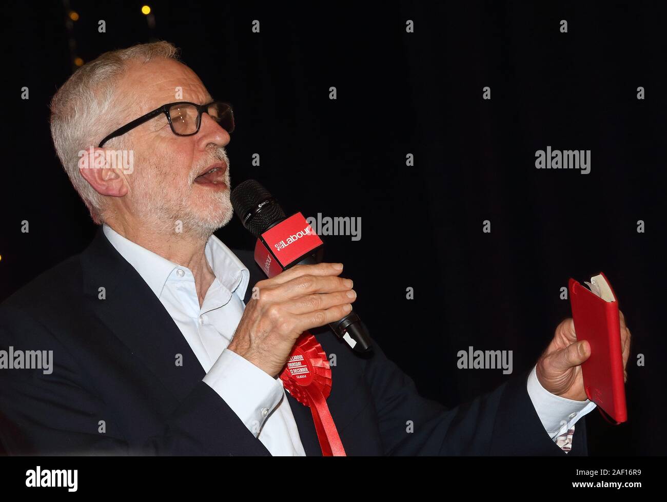 Bedford, Royaume-Uni. Dec 11, 2019. La chef du Parti du travail Jeremy Corbyn prononce un discours lors de la dernière journée de la campagne électorale à Addison Howard Center. Credit : SOPA/Alamy Images Limited Live News Banque D'Images