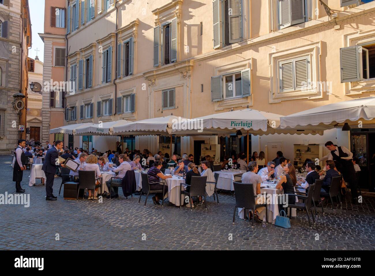 Touristes, dîner en plein air, restaurant italien Pierluigi, Piazza de' Ricci, Regola, Rome, Italie Banque D'Images