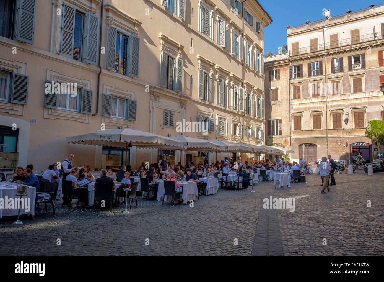 Rues de Rome, touristes, dîner en plein air, restaurant italien Pierluigi, Piazza de Ricci, regola, Rome, Italie Banque D'Images