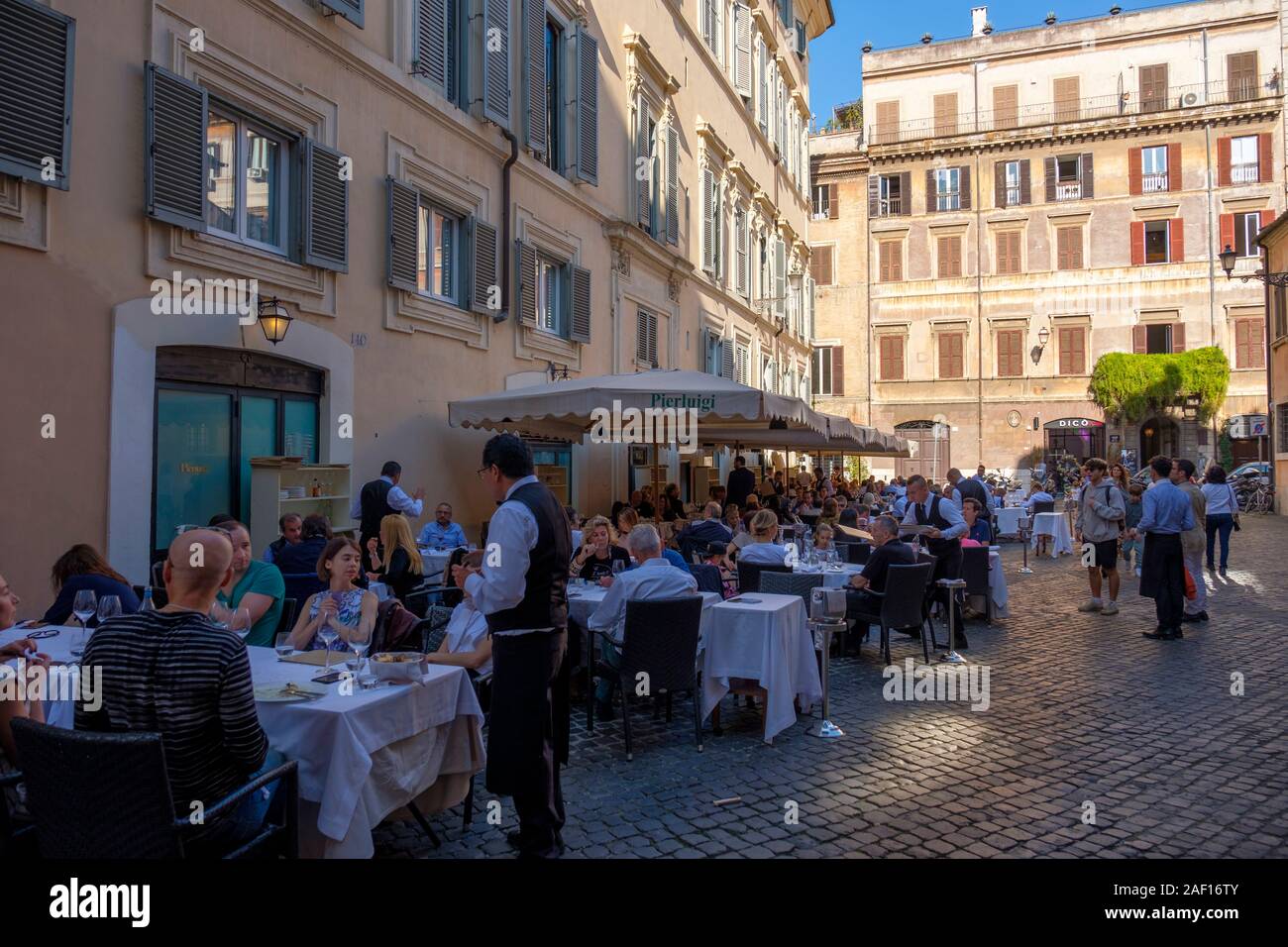 Rues de Rome, touristes, dîner en plein air, restaurant italien Pierluigi, Piazza de' Ricci, regola, Rome, Italie Banque D'Images