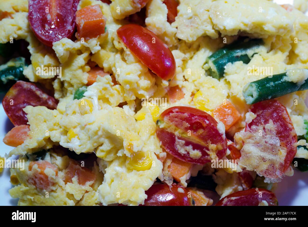 Oeufs brouillés avec un mélange de légumes. Banque D'Images