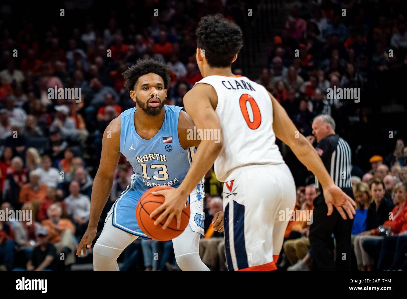 Charlottesville, VA, USA. 8e déc, 2019. Garde côtière de Caroline du Nord Jérémie Francis (13) Virginie défend Guard Kihei Clark (0) au cours de la jeu de basket-ball de NCAA entre l'Université de Caroline du Tar Heels et University of Virginia Cavaliers à John Paul Jones Arena à Charlottesville, VA. Brian McWalters/CSM/Alamy Live News Banque D'Images