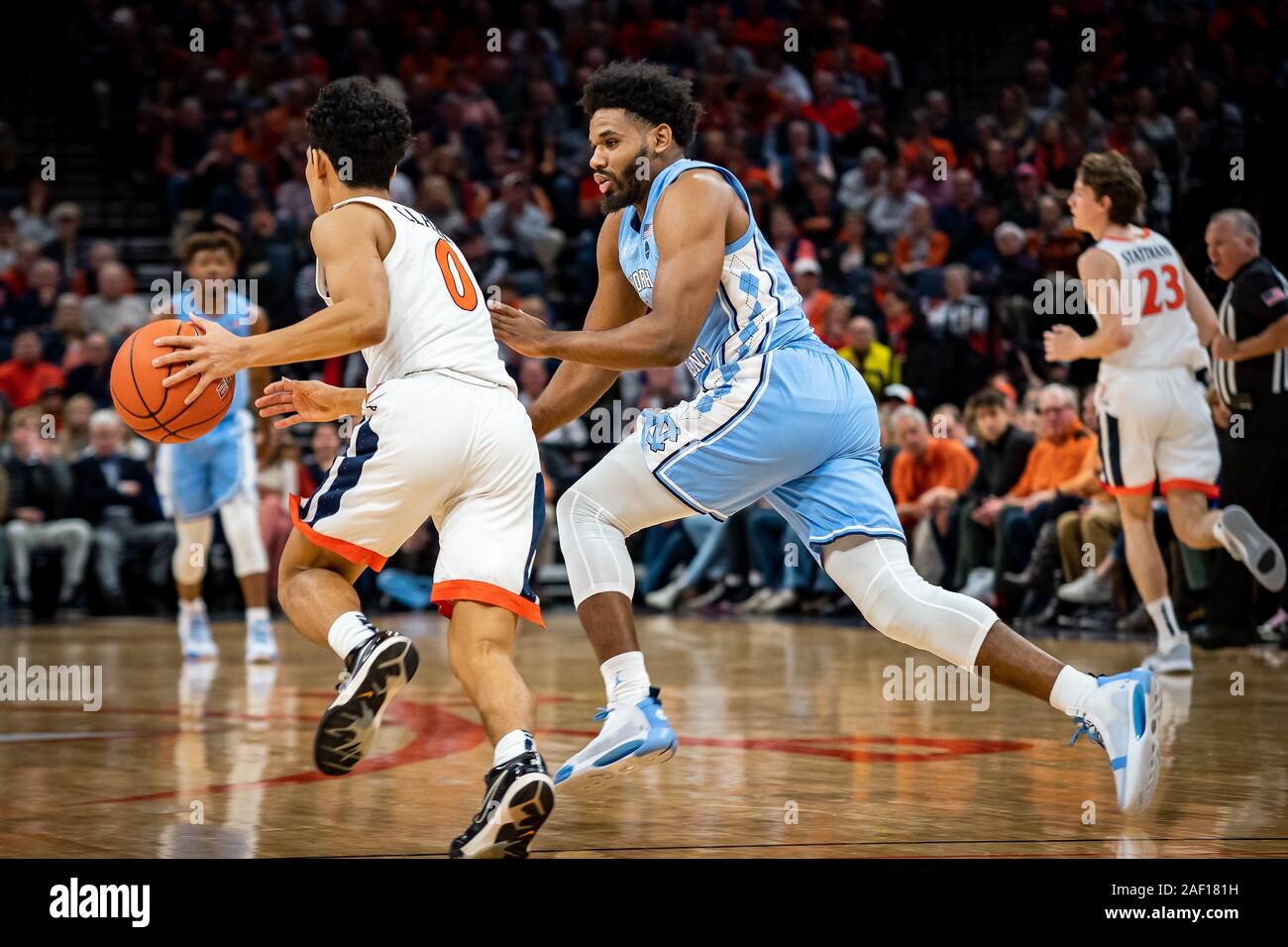 Charlottesville, VA, USA. 8e déc, 2019. Garde côtière de Caroline du Nord Jérémie Francis (13) au cours de la jeu de basket-ball de NCAA entre l'Université de Caroline du Tar Heels et University of Virginia Cavaliers à John Paul Jones Arena à Charlottesville, VA. Brian McWalters/CSM/Alamy Live News Banque D'Images