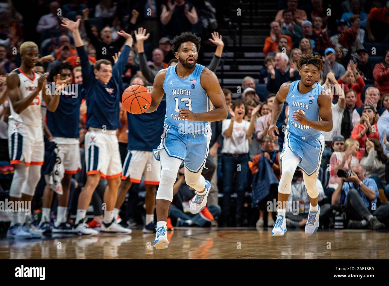 Charlottesville, VA, USA. 8e déc, 2019. Garde côtière de Caroline du Nord Jérémie Francis (13) au cours de la jeu de basket-ball de NCAA entre l'Université de Caroline du Tar Heels et University of Virginia Cavaliers à John Paul Jones Arena à Charlottesville, VA. Brian McWalters/CSM/Alamy Live News Banque D'Images