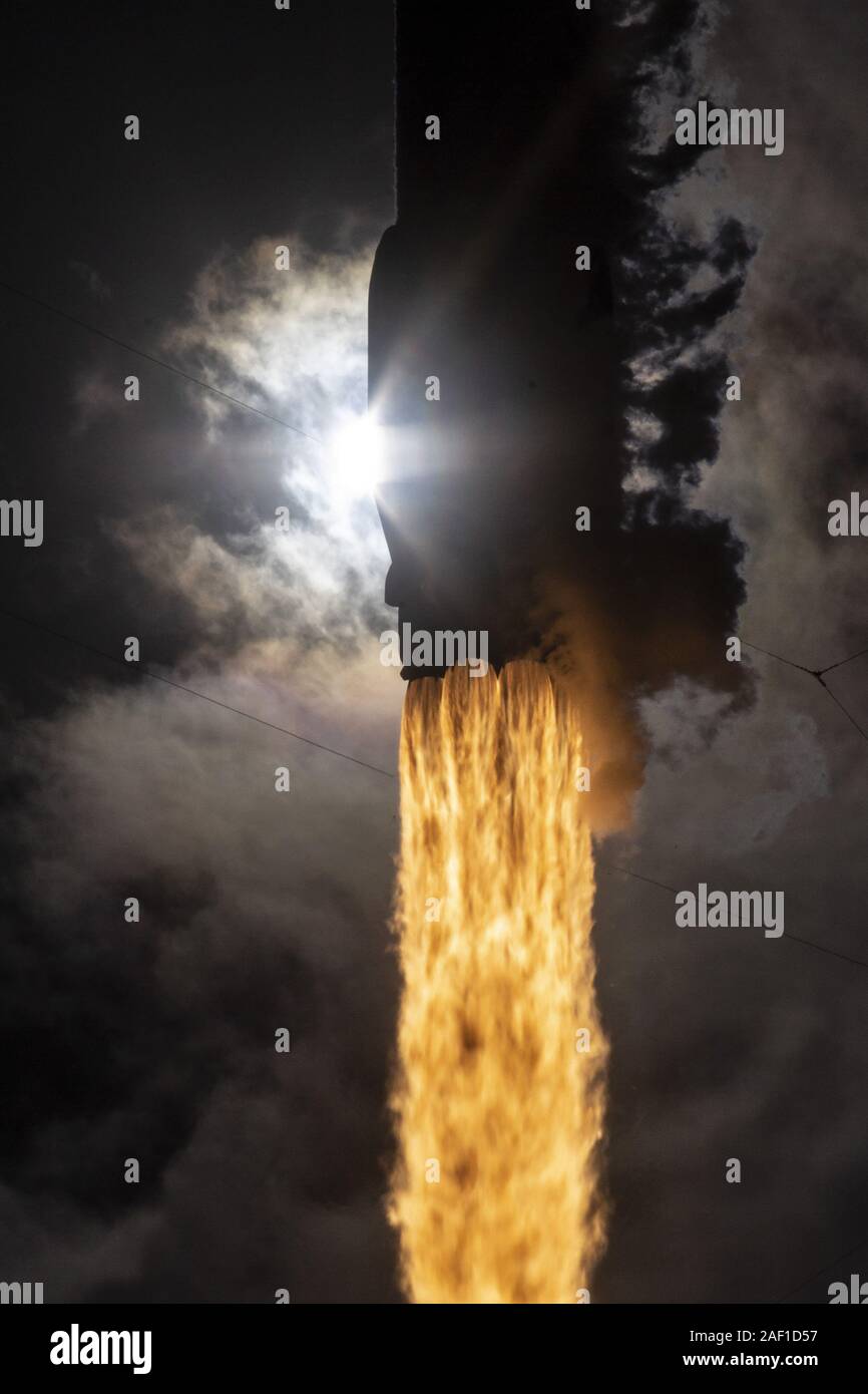 Cap Canaveral, États-Unis. Dec 12, 2019. Le 11 novembre 2019, SpaceX a lancé 60 satellites Starlink à partir de l'espace complexe de lancement 40 (SLC-40) à la base aérienne de Cap Canaveral, en Floride. Falcon 9 première étape a appuyé l'Iridium-7 SAOCOM,-1A, et des missions, et Satu Nusantara le carénage a été déjà volé sur Falcon Heavy's Arabsat-6une mission plus tôt cette année. L'étape suivant la séparation, SpaceX Falcon 9 s'est posé sur la première étape 'Bien sûr je t'aime toujours" droneship qui s'est installée dans l'océan Atlantique. Photo par SpaceX/UPI UPI : Crédit/Alamy Live News Banque D'Images