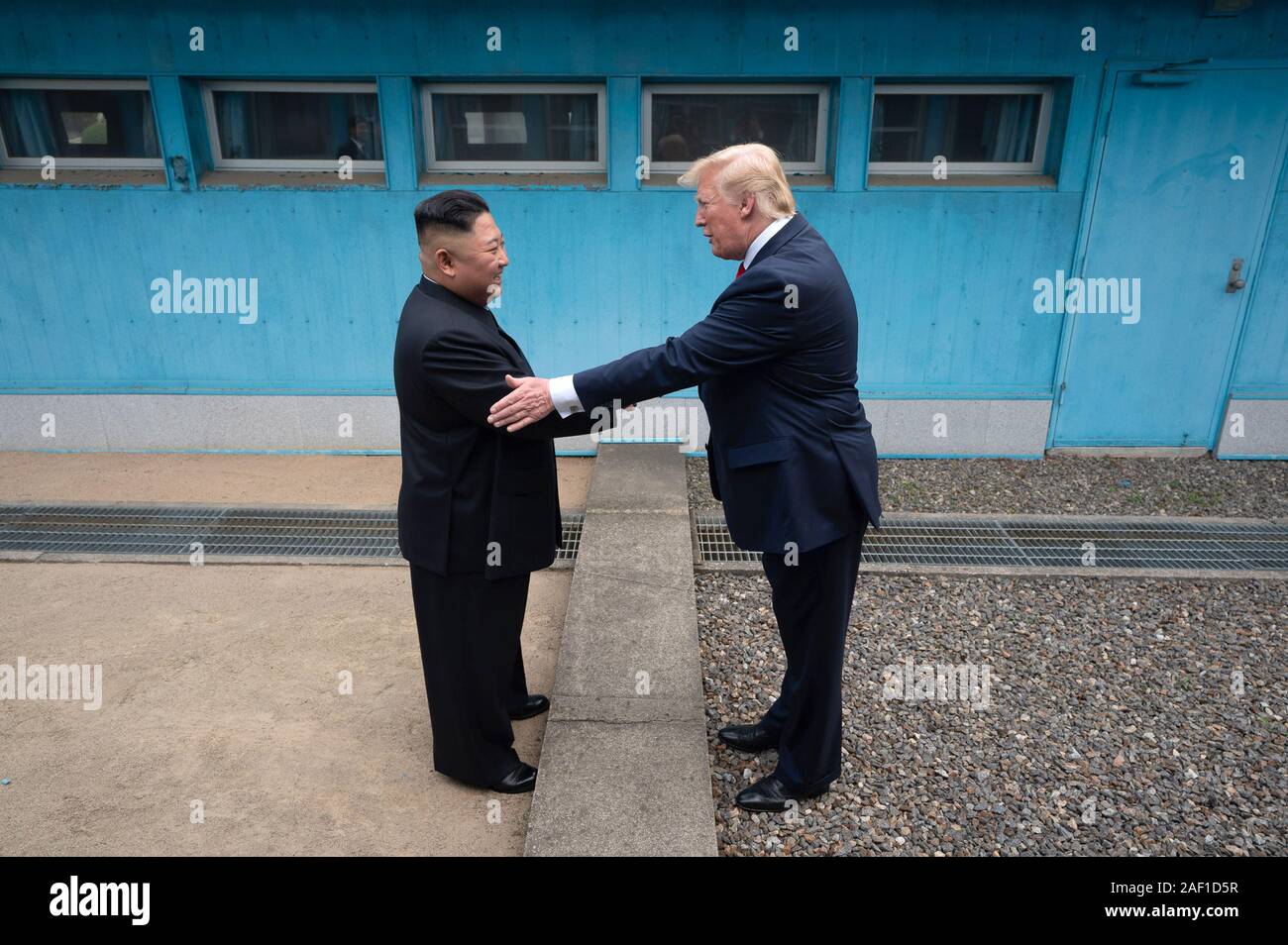 La Corée du Sud. Dec 12, 2019. Le président Donald J. Trump, serre la main du président du Parti du Travail de Corée, Kim Jong Un, le 30 juin 2019, que les deux dirigeants se rencontrent à la zone démilitarisée. White House Photo par Shealah Craighead/UPI UPI : Crédit/Alamy Live News Banque D'Images