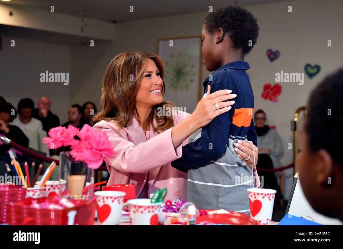 Washington, United States. Dec 12, 2019. Première Dame Melania Trump hugs Amani, 13 ans, de Mombasa, au Kenya, avec la drépanocytose, que la Première Dame a créé la Saint-valentin artisanat comme elle rend visite à des enfants malades à la Children's Inn sur le campus de l'Institut National de la santé, à Bethesda, Maryland, le 14 février 2019. Photo par Kevin Dietsch/UPI UPI : Crédit/Alamy Live News Banque D'Images