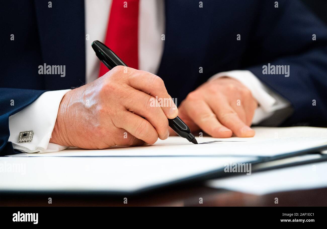 Washington, United States. Dec 12, 2019. Le président Donald Trump signe un ordre exécutif pour de nouvelles sanctions contre l'Iran et ses dirigeants, dans le bureau ovale de la Maison Blanche à Washington, DC, le 24 juin 2019. Les sanctions viennent dans le sillage de la hausse des tensions dans le Moyen-Orient, y compris la récente destruction en Iran d'un drone américain. Photo par Kevin Dietsch/UPI UPI : Crédit/Alamy Live News Banque D'Images