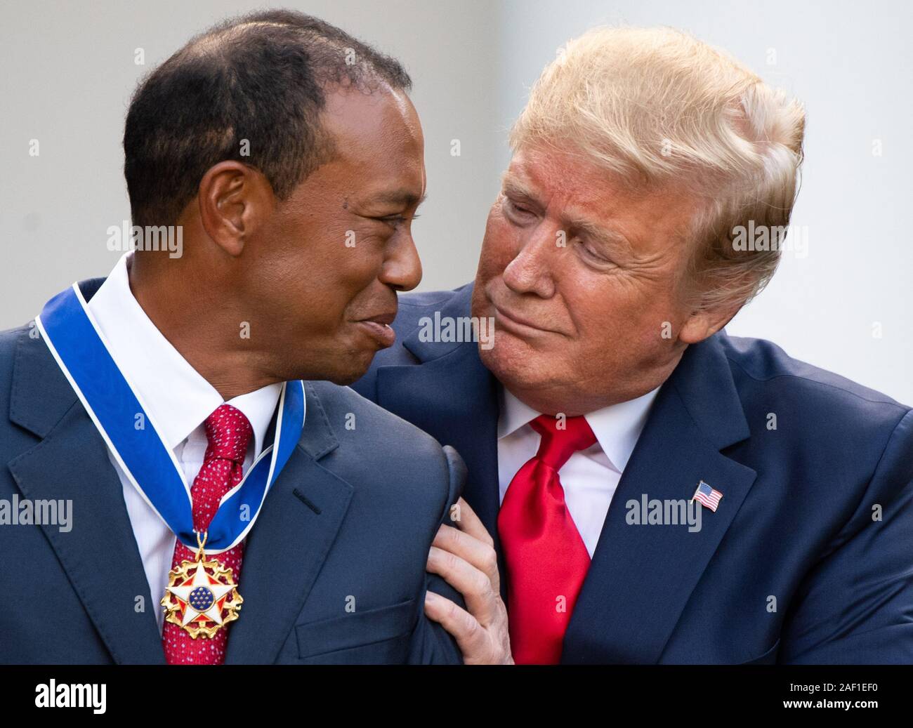 Washington, United States. Dec 12, 2019. Le président Donald Trump awards Tiger Woods golfeur professionnel la Médaille présidentielle de la liberté, le jardin de roses à la Maison Blanche le 6 mai 2019, à Washington, DC Photo par Kevin Dietsch/UPI UPI : Crédit/Alamy Live News Banque D'Images