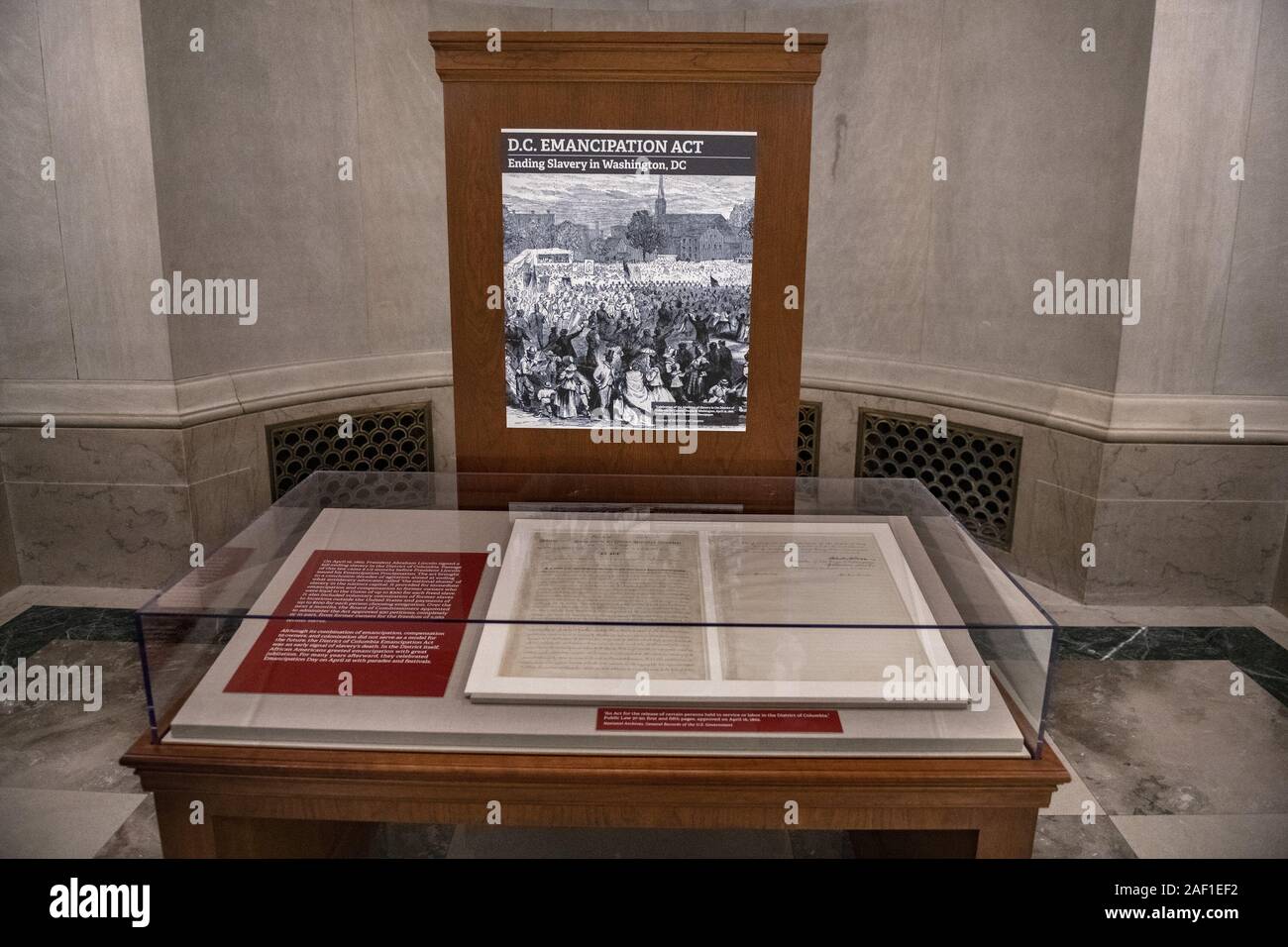 Washington, United States. Dec 12, 2019. Le District de Columbia Emancipation Act du 16 avril 1862, est à l'écran comme une exposition spéciale à l'occasion de son anniversaire au Musée des Archives Nationales à Washington, DC, le 15 avril 2019. Le président Abraham Lincoln a publié la proclamation libérer les esclaves à Washington, DC, puis le 22 septembre 1862, a publié la Proclamation d'émancipation qui a libéré les esclaves aux États-Unis le 1 janvier 1863. Les documents ne peuvent être présentés pour 36 heures par an pour les préserver. Photo de Pat Benic/UPI UPI : Crédit/Alamy Live News Banque D'Images