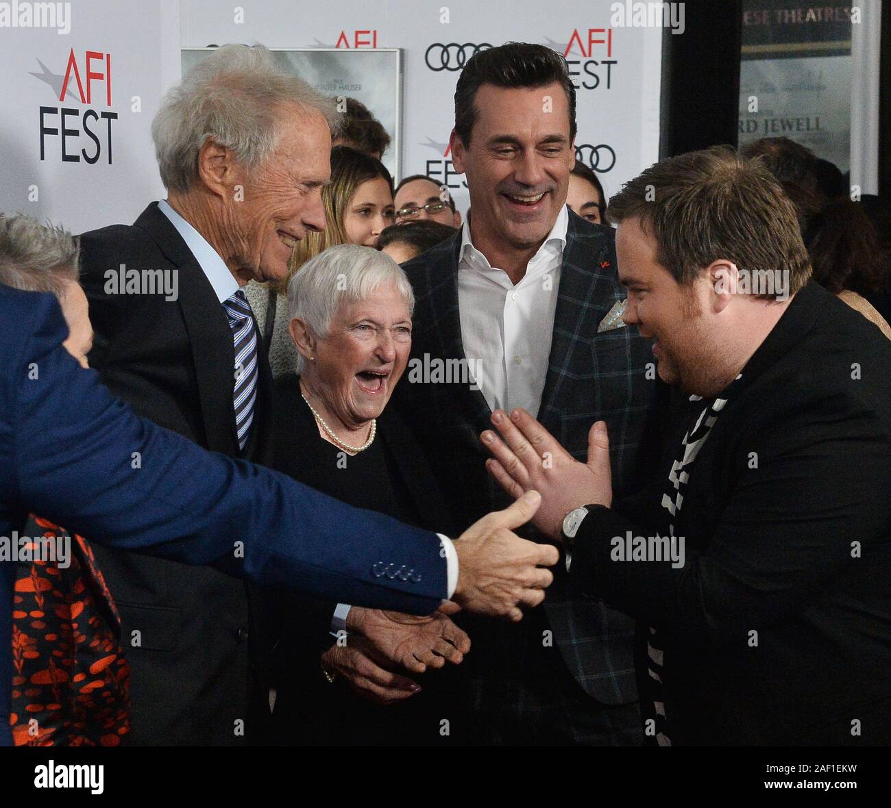 Los Angeles, United States. Dec 12, 2019. Paul acteur Walter Hauser (R) accueille Bobi Jewell (C) comme réalisateur Clint Eastwood (L), acteur et John Hamm se rassemblent pour une séance de photos lors de la première de la motion picture drama 'Richard Jewell" au théâtre chinois de Grauman dans la section Hollywood de Los Angeles le mercredi, Novembre 20, 2019. Photo par Jim Ruymen/UPI. Credit : UPI/Alamy Live News Banque D'Images