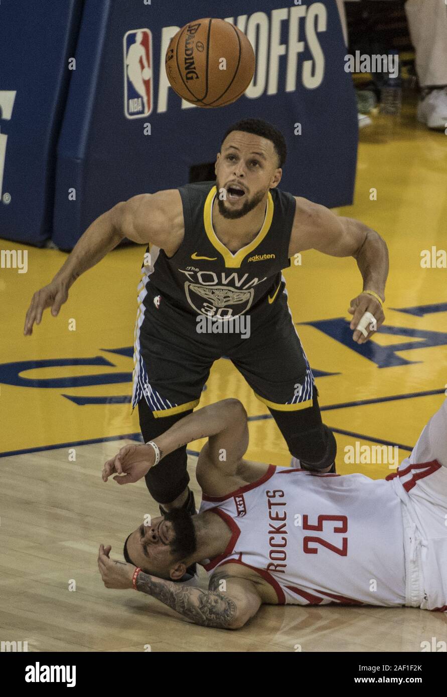 Oakland, États-Unis. Dec 12, 2019. Golden State Warriors guard Stephen Curry (30) vole la balle de Houston Rockets guard Austin Rivers (25) dans la seconde moitié du jeu deux des demi-finales de la Conférence Ouest de la NBA Playoffs à l'Oracle Arena à Oakland, Californie le 30 avril 2019. Les guerriers vaincus les Rockets 115-109 de prendre un plomb de 2-0 dans la série. Photo par Terry Schmitt/UPI UPI : Crédit/Alamy Live News Banque D'Images