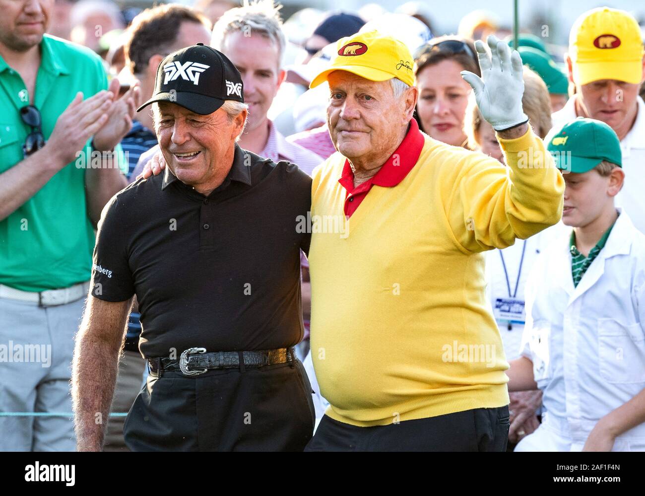 Augusta, États-Unis. Dec 12, 2019. Legends Golf Gary Player (L) et Jack Nicklaus embrasser qu'ils arrivent pour la cérémonie tee pour démarrer le tournoi des maîtres à Augusta National Golf Club à Augusta, Géorgie, le 11 avril 2019. Photo par Kevin Dietsch/UPI UPI : Crédit/Alamy Live News Banque D'Images